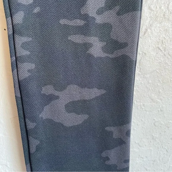 SPANX Dark Blue, Green, Lavender Camo Leggings Sleek Form-Fitting Design NWOT - Picture 6 of 7